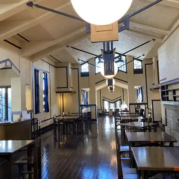 自由学園明日館の廊下と照明。フランク・ロイド・ライトの設計が生きるインテリア。