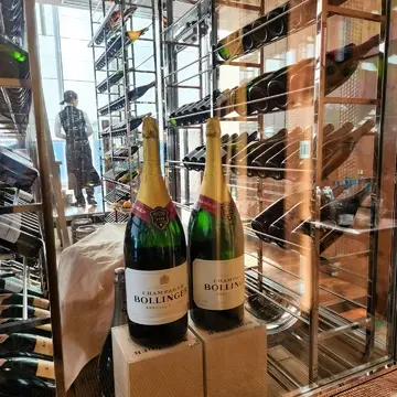 下の階にある店内のワインセラー