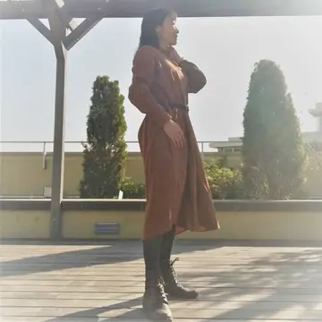 ブラウンワンピース　左向き