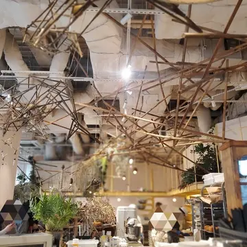 天井も高くて広い店内