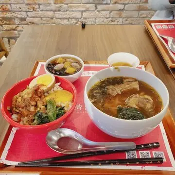 ルーロー飯と牛肉麺とデザート