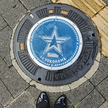 マンホールにもベイスターズのマークが！