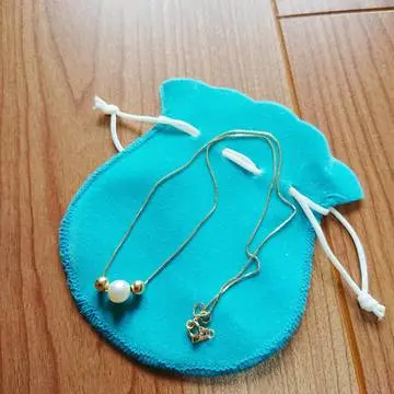 母から譲り受けたパールとゴールドのネックレス。とても気に入っています