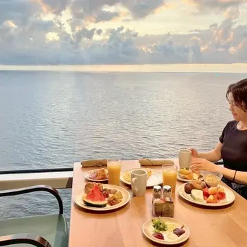 アンセムオブザシーズビュッフェレストラン (ウィンジャマーマーケットプレイスでの朝食、奥には海が広がる