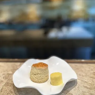 このスコーンみたいなパンが、とっても美味しくて、炭水化物の誘惑に勝てませんでした〜