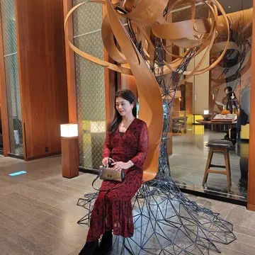 アラフィフ秋のヌン活の装い｜GANNIワンピースとマルベリーのバッグコーデ