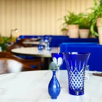 東京エディション虎ノ門のレストラン「ブルーダイニング」の店内写真