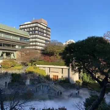 椿山荘庭園を上から眺めた風景。雲海の演出と紅葉、ホテル建物が調和した文京区の人気観光スポット。秋の椿山荘の絶景写真