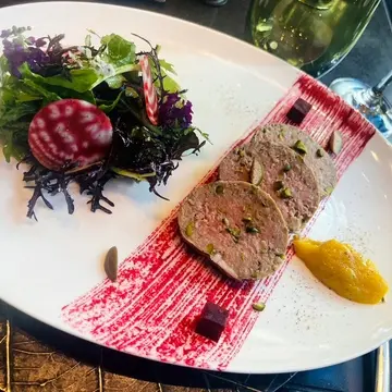 前菜2: かすみ鴨とビーツのテリーヌ 林檎のコンフィチュール