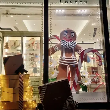 JO MALONEのウィンドウに現れた巨大なジンジャーマン。