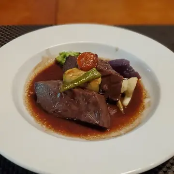 メインはお肉とお魚が選べます。私は牛ホホ肉の赤ワイン煮にしました。