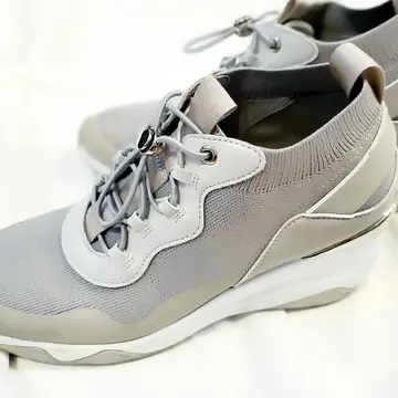 ヒールは6cm。ミドルカットで足が包み込まれるような安心感があります。