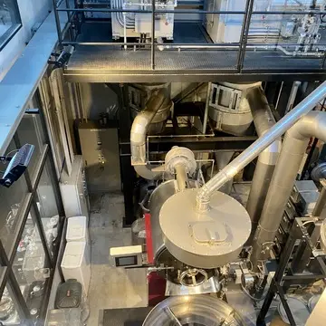 大きな焙煎機があり、ガラス張りで見えます