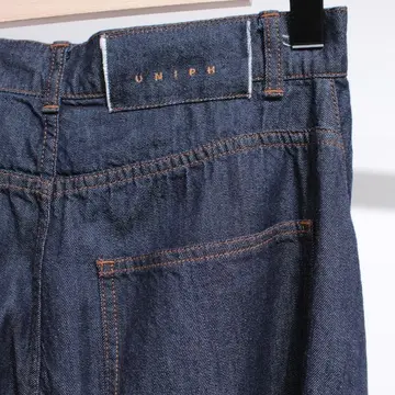 ADORE　バレルデニム　背面のウエストについたブランド名の刺繍