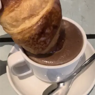 パリの朝食　クロワッサン　ホットチョコレート