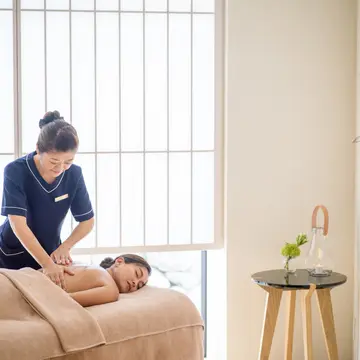 温泉水で蒸した温かいハーバルコンプレスで、背中の筋肉をほぐして