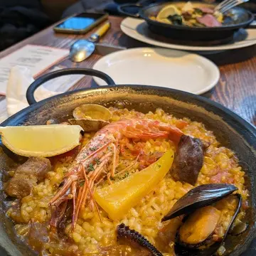 魚介とイベリコ豚のパエリアとサロマ黒牛のパエリア