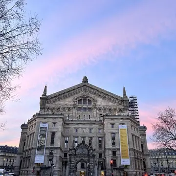 朝焼けで綺麗なオペラ座