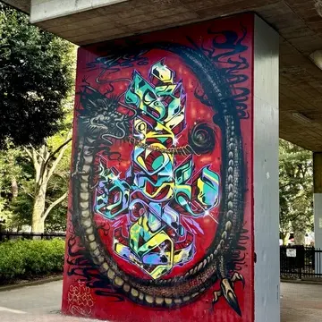 歩道橋下のウォールアート①