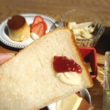 新宿御苑前のツバサコーヒー、モーニングセットのトースト、ラズベリージャム