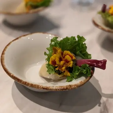 照焼きチキンの花束生春巻。友人たちはこのエディブルフラワーをかなり怖がっていました～！