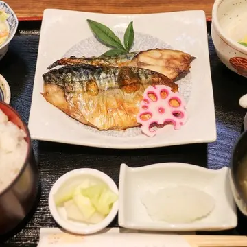 「ごはん処 矢尾定」塩さば定食 1,100円