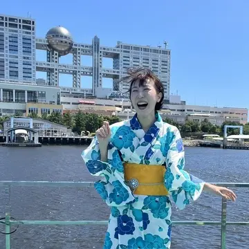 爆風で髪の毛逆立つ