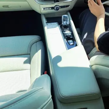 ボルボ　XC60 Ultra T6 Plug-in hybrid　トンネルコンソール プラグインハイブリッドモデル マダムの“ぐっとくるクルマ”試乗 Webエクラ