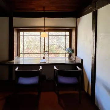 由布院「亀の井別荘」敷地内にあるカフェ「茶房 天井棧敷」店内席