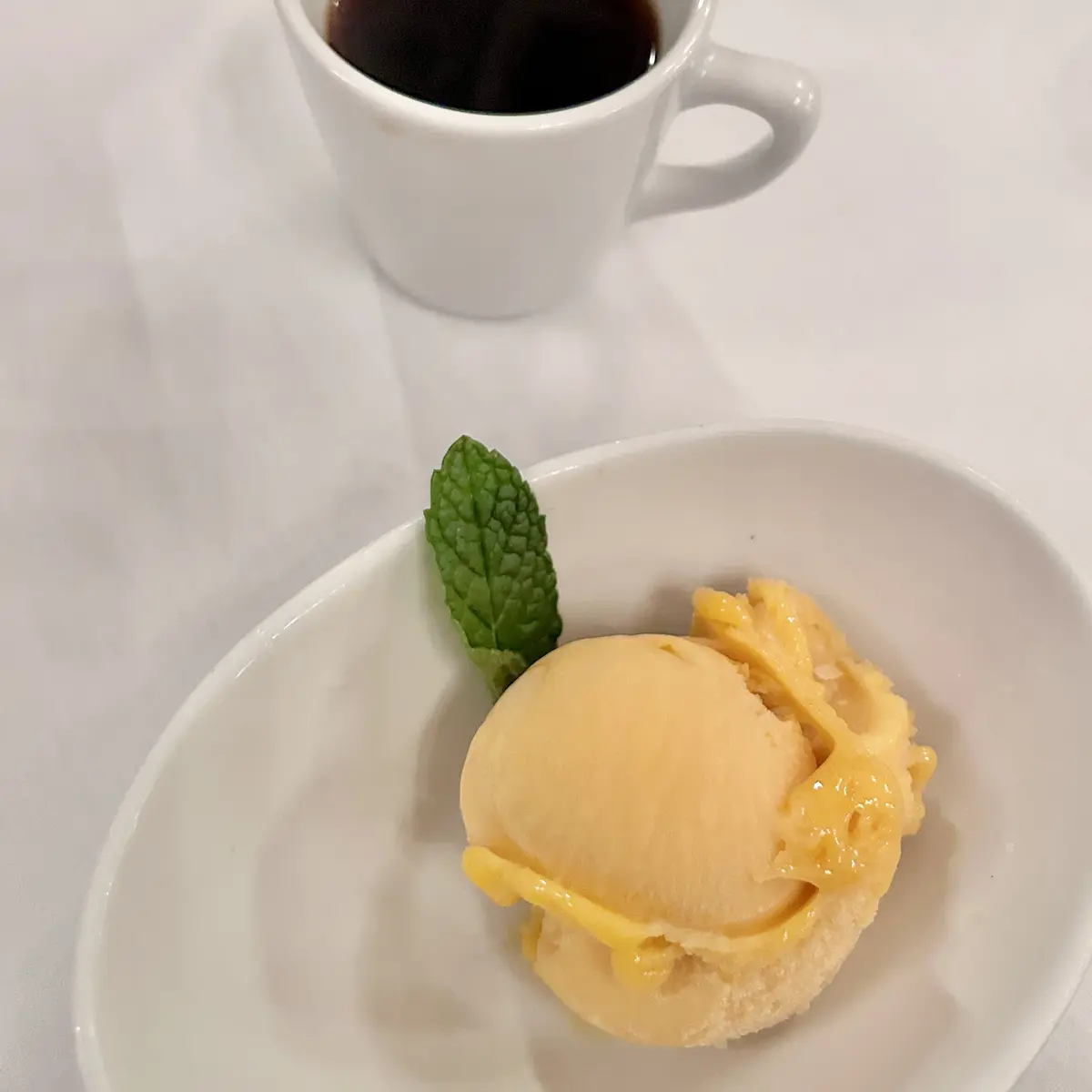 マンゴーシャーベットとコーヒー