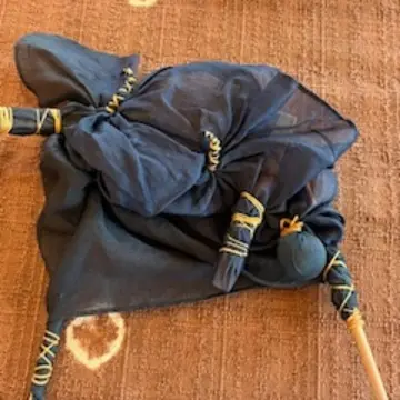 木綿布の色は最初に選びます。絞りあげました。