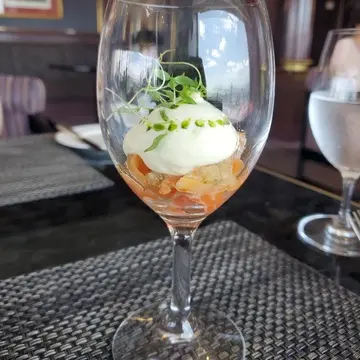 前菜のふんわりしたヴィシソワーズの下には広島レモンサーモンの生ハム仕立て