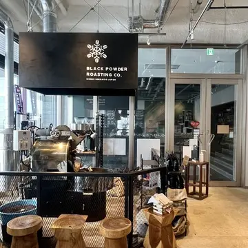ニセコのカフェ「Green Farm Cafe」の店内にあるコーヒの焙煎機