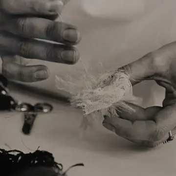 アンヌドゥ ヴァンディエールの展覧会「amainsleveesシャネルを紡ぐ手」