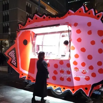 東京駅、行幸通り、40代ファッション、ルイ・ヴィトン、草間彌生、LVフィッシュカフェ