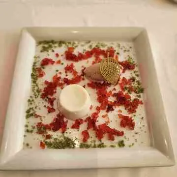 アーモンドのブランマンジェに苺のアイスとクラッシュゼリー