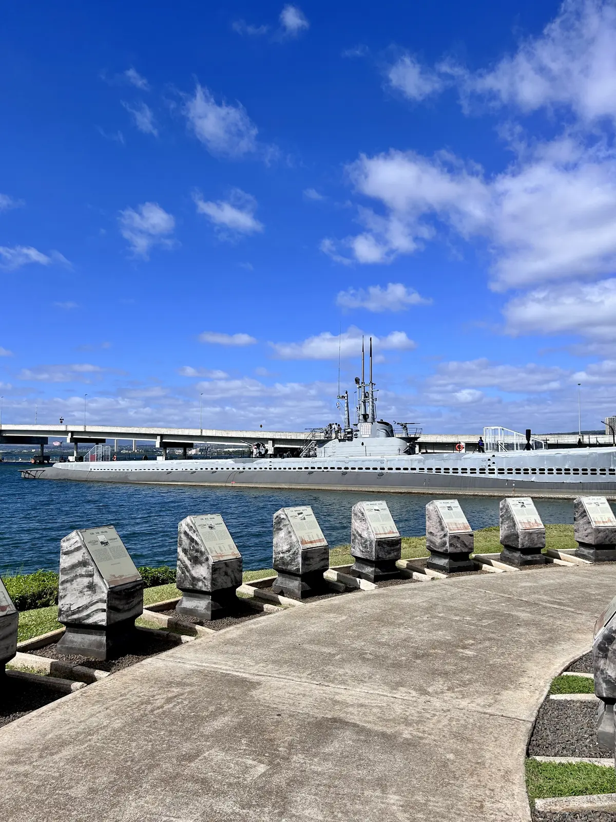 戦没者慰霊碑のサークルと戦艦アリゾナ