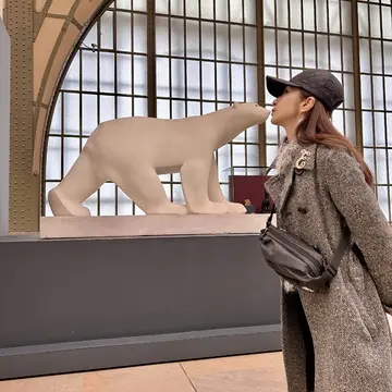 シロクマとキスしてるかの様な写真