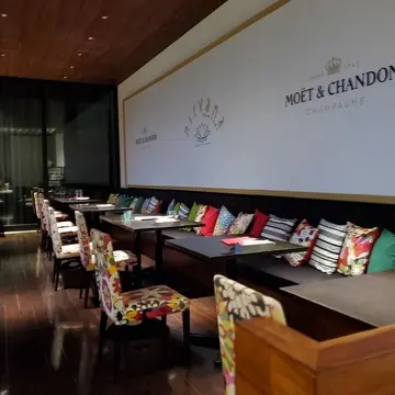 カラフルな椅子やクッションが可愛くて素敵な店内