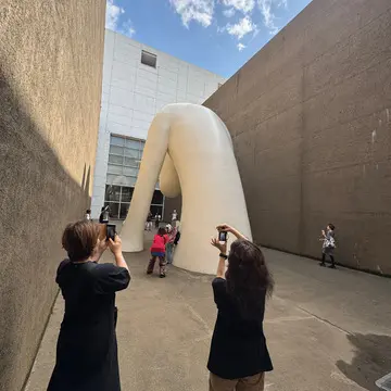 あおもり犬　青森県立美術館