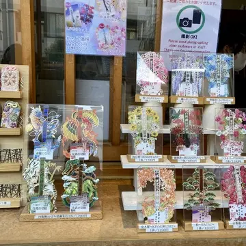 早稲田・法輪寺の切り絵御朱印が並ぶ授与所の展示。季節の御朱印、人気の花手水スポット、早稲田の寺院巡りにおすすめ