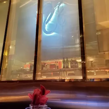 ガラス張りの向こうはオープンキッチンになっていました。