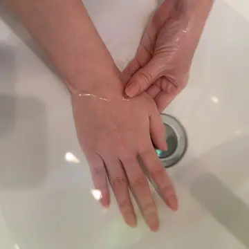 朝、作業を始める前にぬるま湯で手を温めながら、やさしくさする。