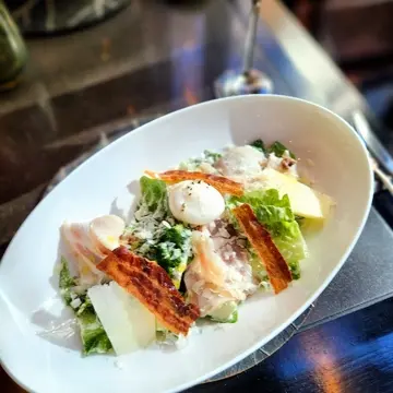 前菜1:シーザーサラダ 沖縄県産金アグー豚の自家製プロシュートコット 相模原産有精卵ポーチドエッグ アンチョビとベーコン グラナパダーノ