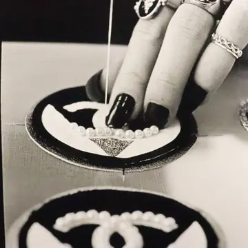 アンヌドゥ ヴァンディエールの展覧会「amainsleveesシャネルを紡ぐ手」