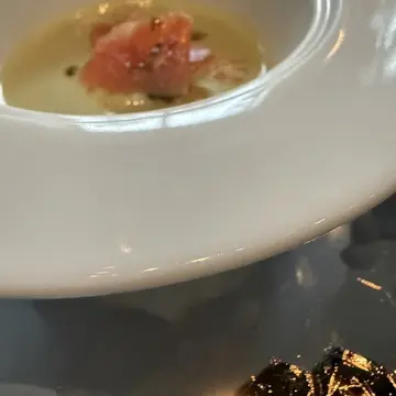 兵庫県産白鷺サーモンの燻製　グリーンピースの冷静スープと一緒に