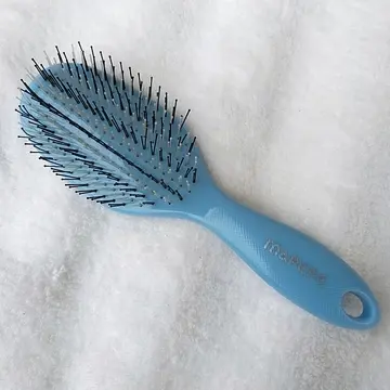 マペペのブラシは濡れた髪にヘアトリートメントをなじませるのにぴったり