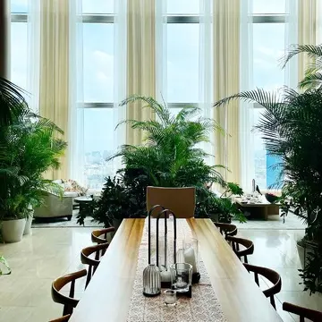 東京エディション虎ノ門のラウンジ椅子席