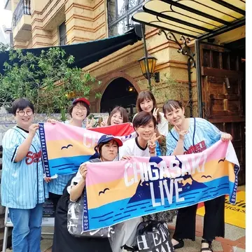 この日はライブTシャツに身を包み全員「正装」しています。