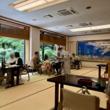 伊豆栄 梅川亭の和室店内と着物姿のスタッフ